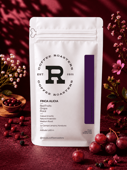 Flavor profile card for Finca Alicia — red fruits, grape, and floral tasting notes from a natural anaerobic Catuai Amarillo microlot with 48-hour fermentation and 32-day drying, grown at 1,590–1,620 masl in Lempira, Honduras