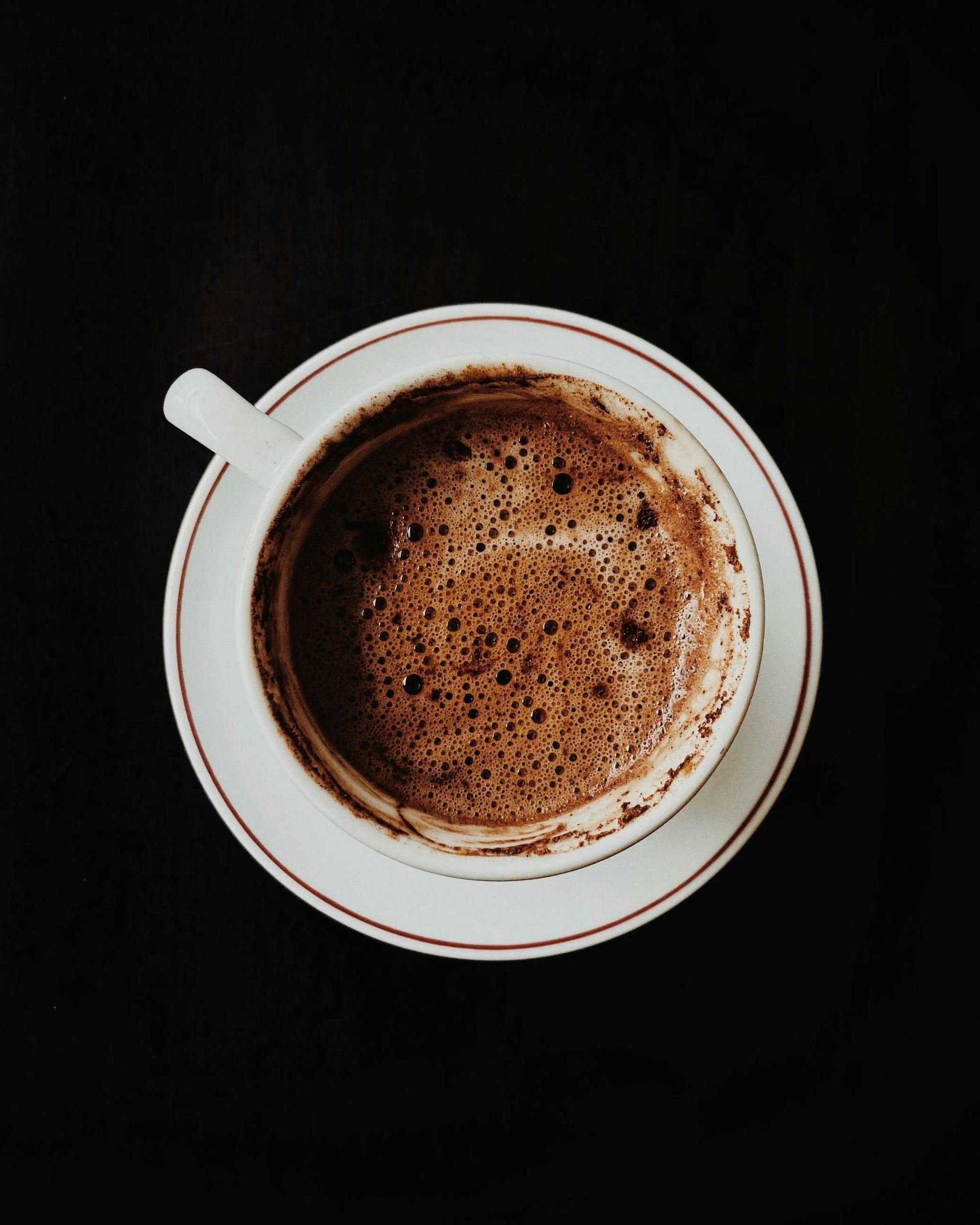 Los Primos Parainema natural coffee brewed in a ceramic cup, notes of cocoa and vanilla.